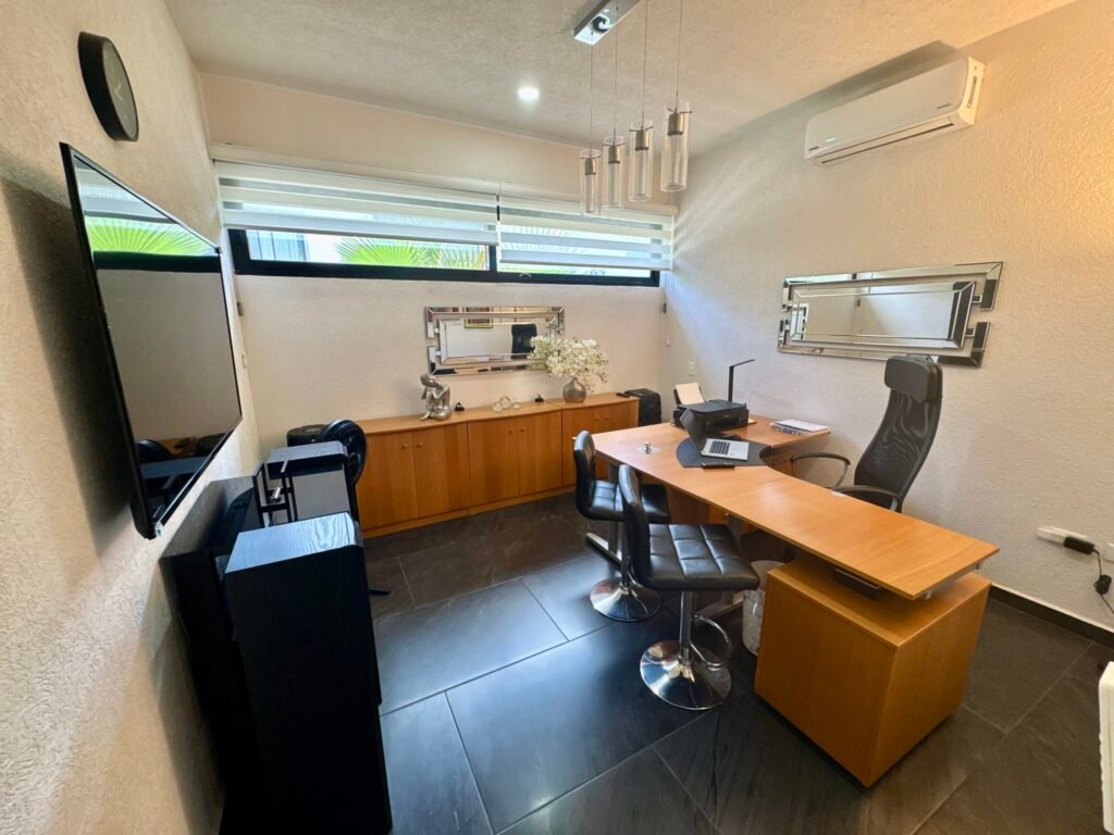 Main-level-bedroom-or-office-1.jpg