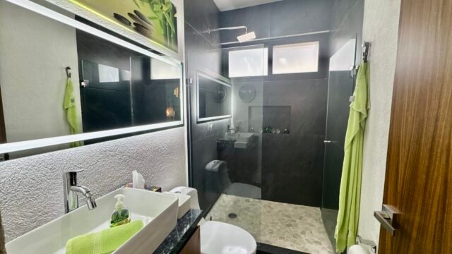Main-level-full-bath.jpg